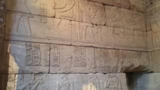 Музей искусства метрополитен , внутри египетской пирамиды