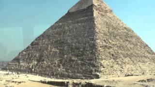 Мужик на пирамиде.Египет