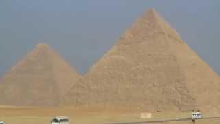Вид на пирамиды из пустыни